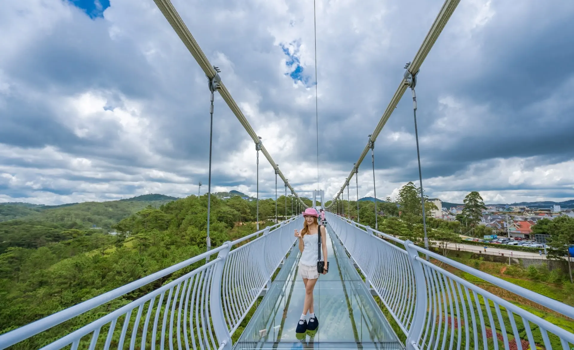 Cầu K&iacute;nh Tại Thung Lũng T&igrave;nh Y&ecirc;u Đ&agrave; Lạt