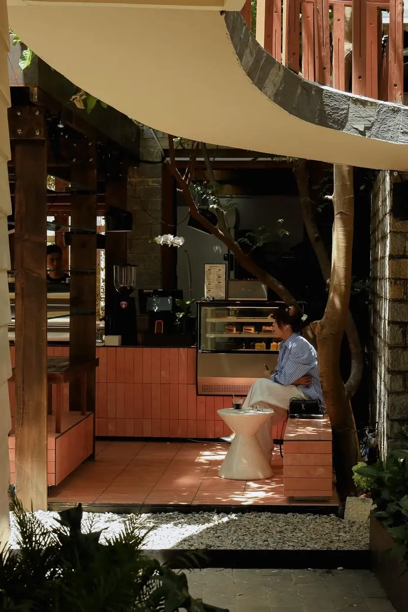 Cafe Đợi Một Người - Chốn y&ecirc;n b&igrave;nh giữa l&ograve;ng th&agrave;nh phố n&aacute;o nhiệt 11