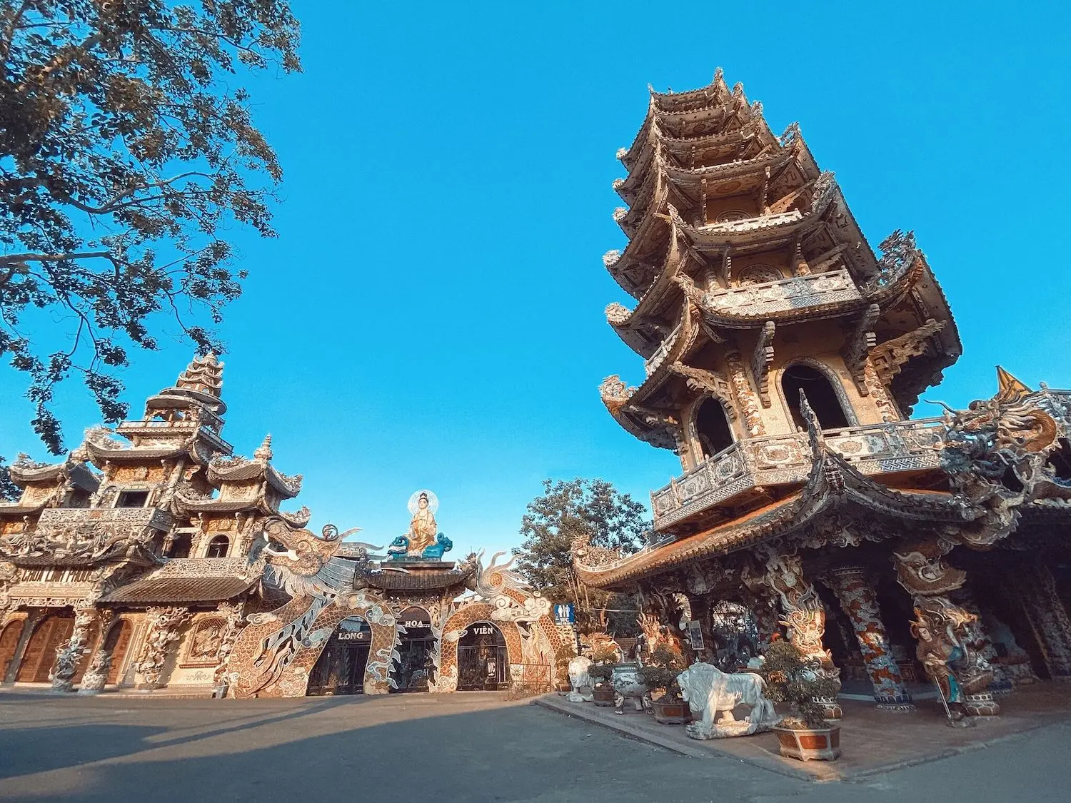 Chùa Linh Phước – Chùa Ve Chai Đà Lạt với 11 kỷ lục và kiến trúc độc đáo 11