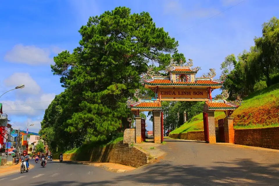 Ch&ugrave;a Linh Sơn - Viếng thăm chốn thiền định l&acirc;u đời ở Đ&agrave; Lạt 2