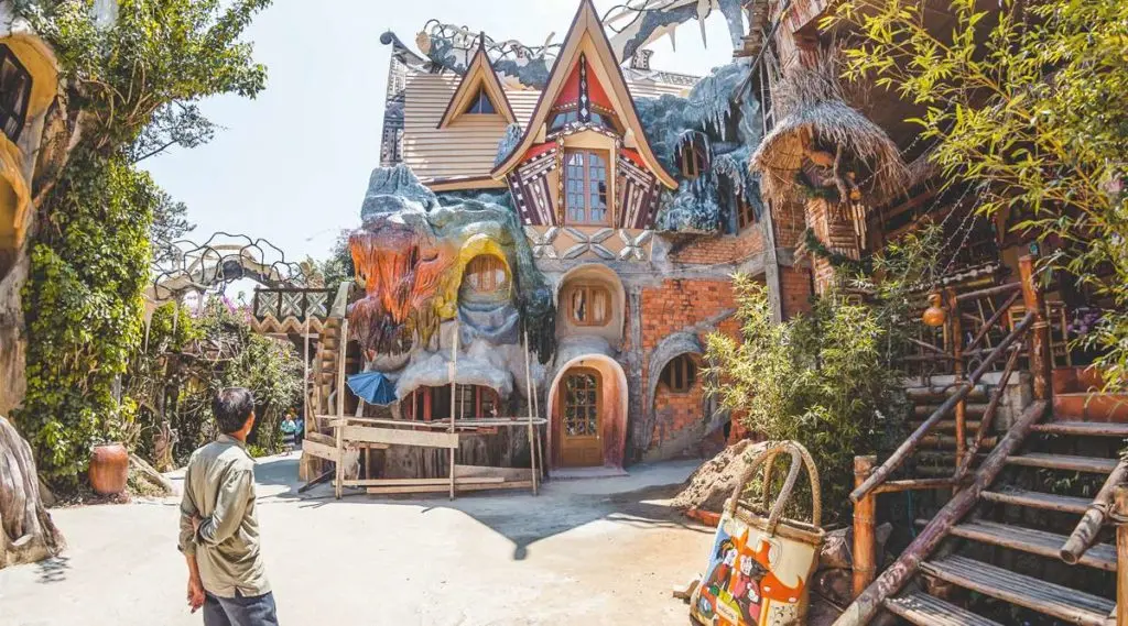 Crazy House - Biệt thự Hằng Nga: Lạnh xương sống với vẻ đẹp 'quái dị' khi đêm đến 3