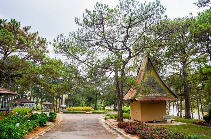 Hồ Than Thở - Bức tranh thi&ecirc;n nhi&ecirc;n đầy huyền b&iacute; 7