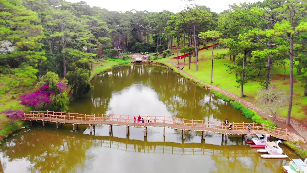 Hồ Than Thở - Bức tranh thi&ecirc;n nhi&ecirc;n đầy huyền b&iacute; 9