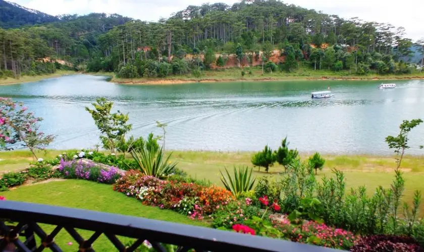 Hồ Than Thở - Bức tranh thi&ecirc;n nhi&ecirc;n đầy huyền b&iacute; 12