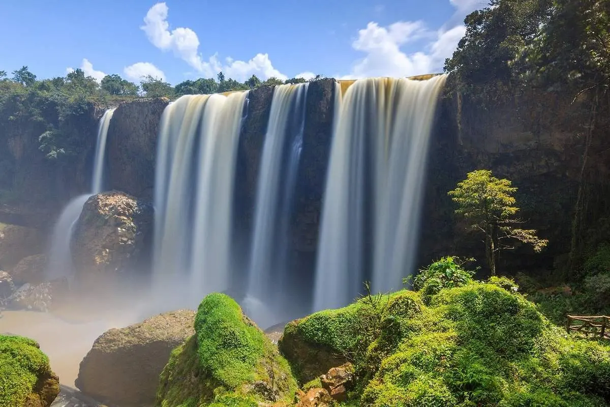 Mấy ai c&oacute; thể định nghĩa được vẻ đẹp tuyệt mỹ của d&ograve;ng th&aacute;c nước Đ&agrave; Lạt 5