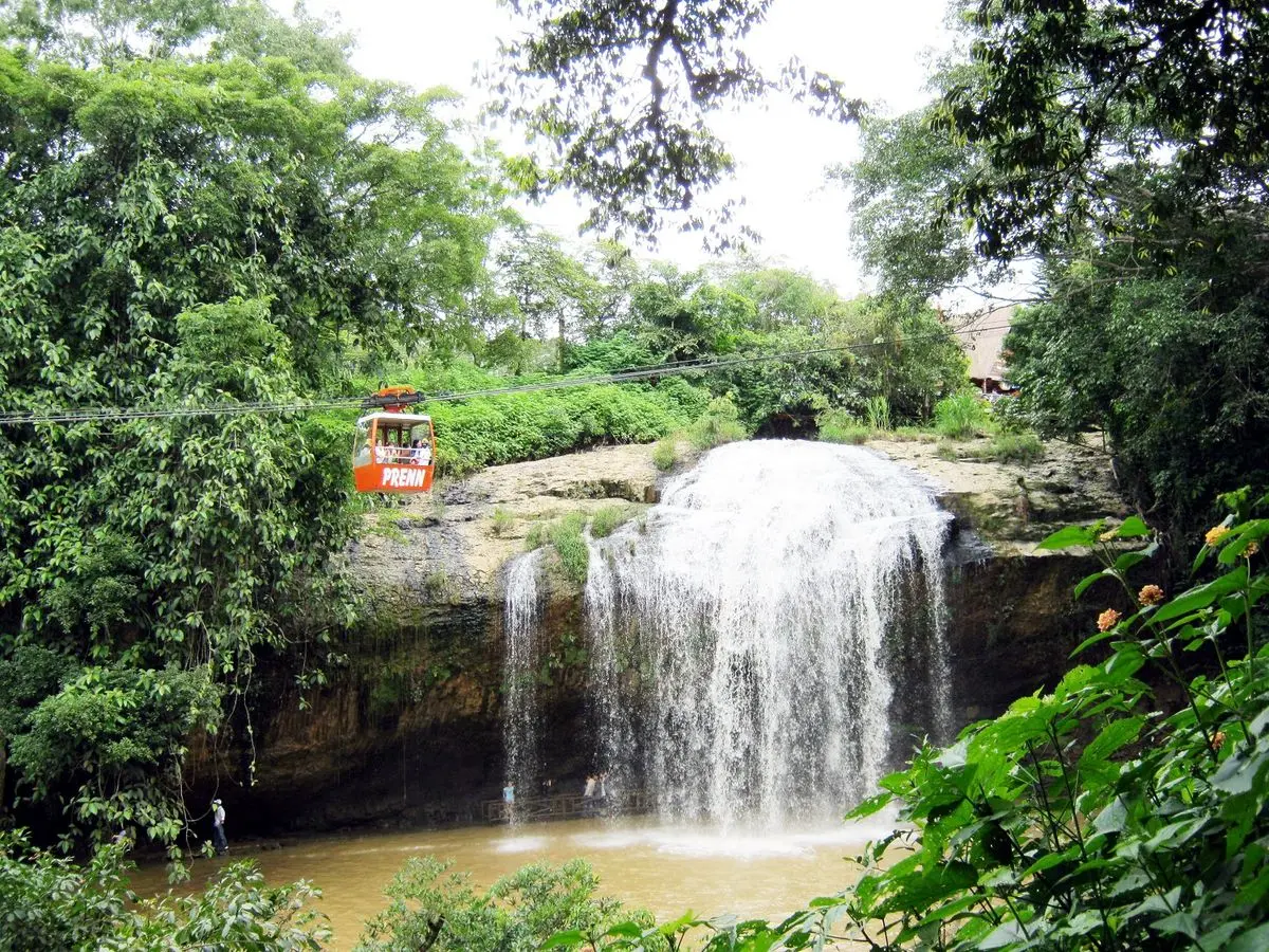 Mấy ai c&oacute; thể định nghĩa được vẻ đẹp tuyệt mỹ của d&ograve;ng th&aacute;c nước Đ&agrave; Lạt 4