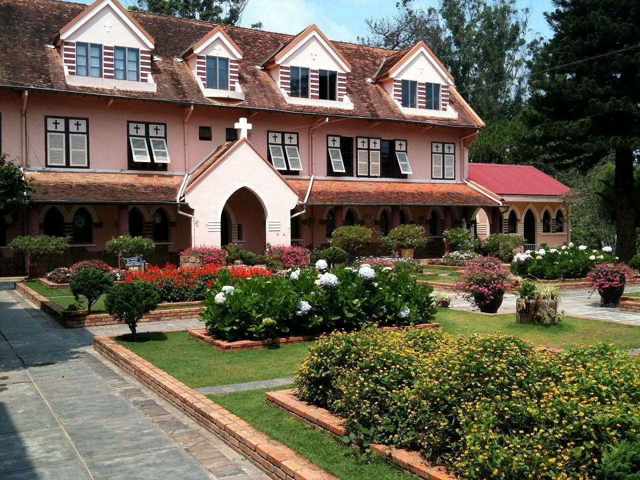 Nh&agrave; thờ Domaine De Marie - Dấu ấn ch&acirc;u &Acirc;u giữa l&ograve;ng Đ&agrave; Lạt 5