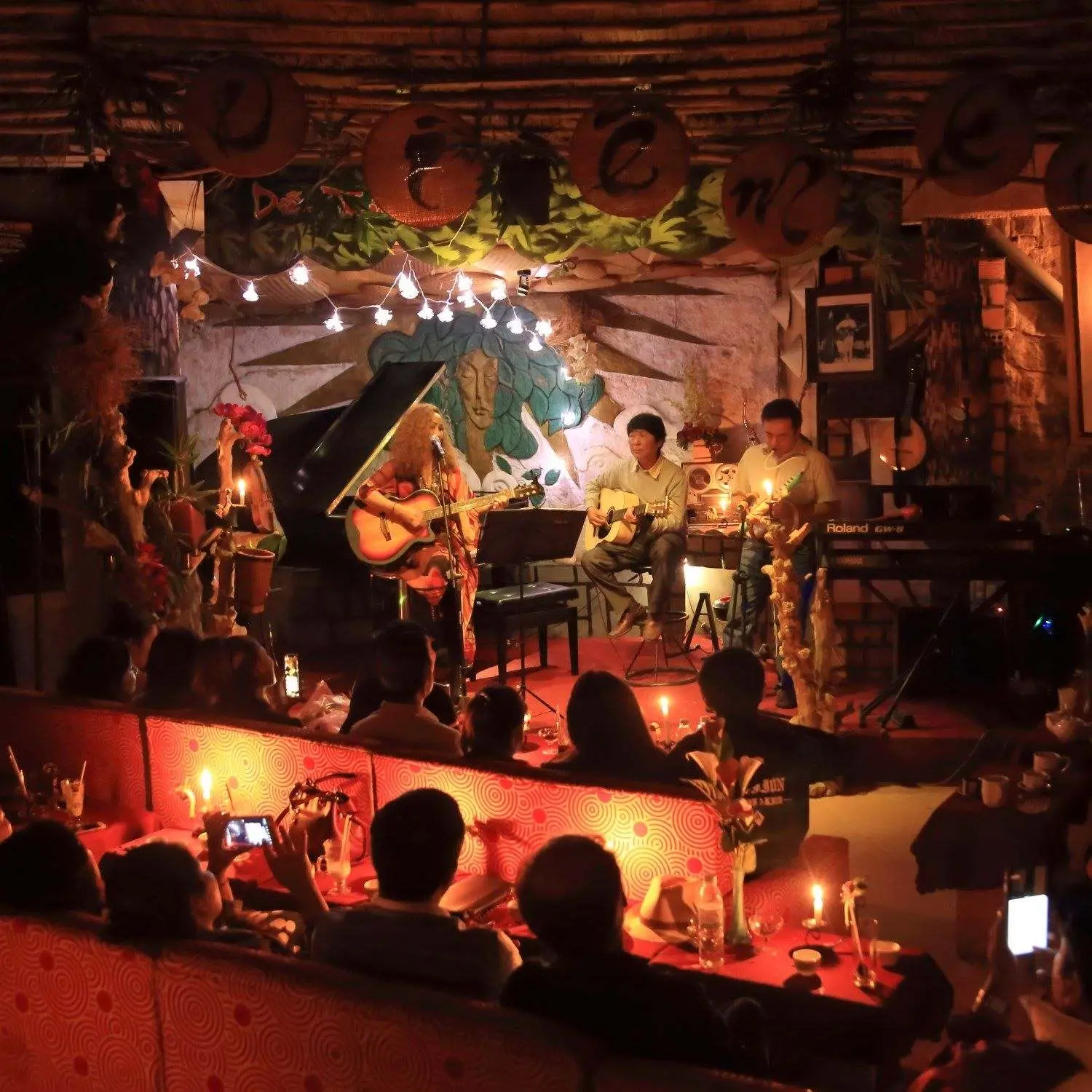 Ph&ograve;ng tr&agrave; Đ&agrave; Lạt &ndash; Điểm đến của những tr&aacute;i tim m&ecirc; mẩn giai điệu Acoustic mộc mạc 3
