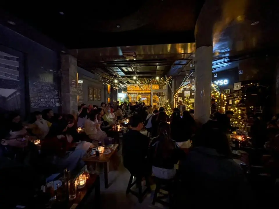 Ph&ograve;ng tr&agrave; Đ&agrave; Lạt &ndash; Điểm đến của những tr&aacute;i tim m&ecirc; mẩn giai điệu Acoustic mộc mạc 11