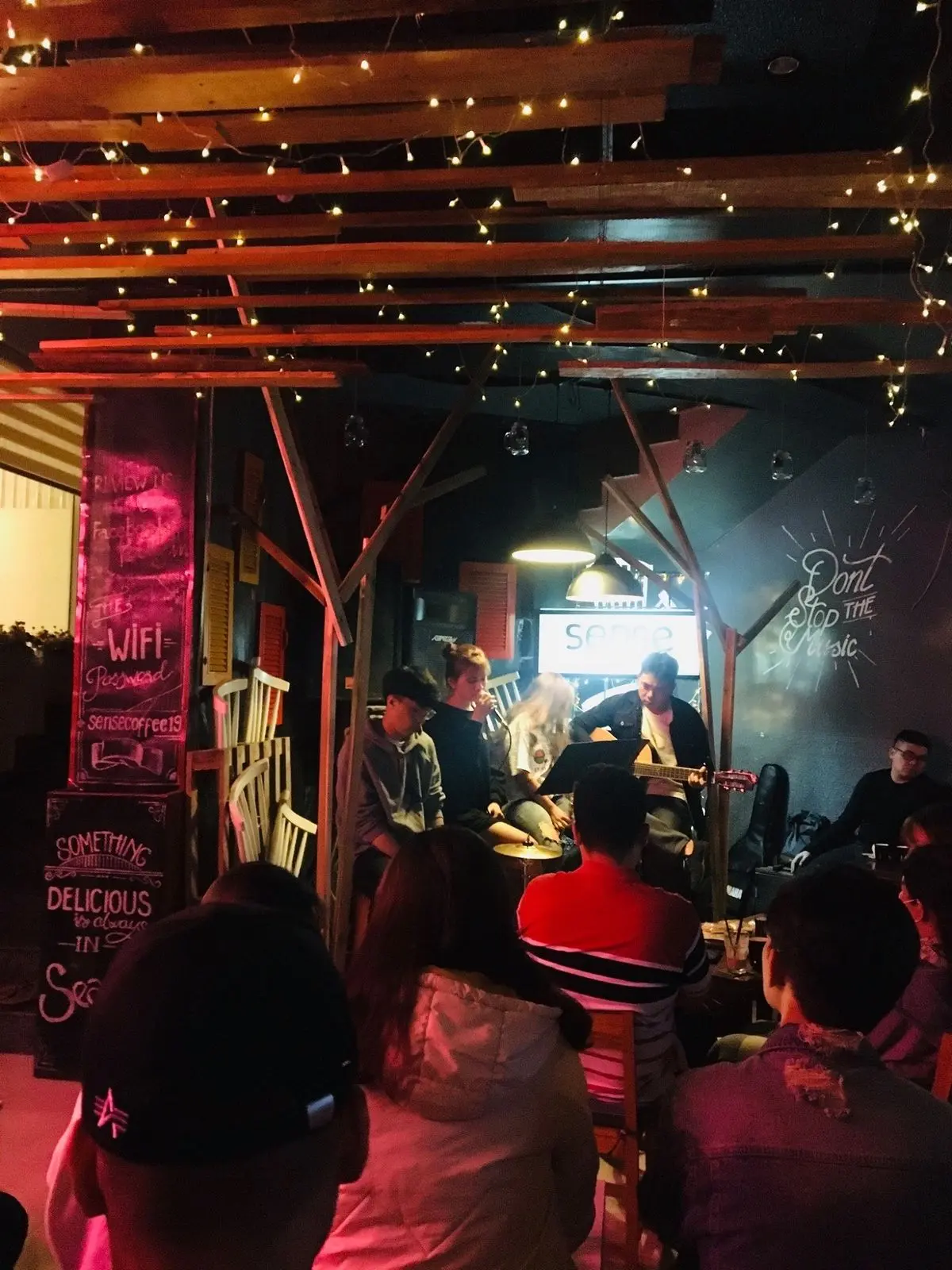 Ph&ograve;ng tr&agrave; Đ&agrave; Lạt &ndash; Điểm đến của những tr&aacute;i tim m&ecirc; mẩn giai điệu Acoustic mộc mạc 12