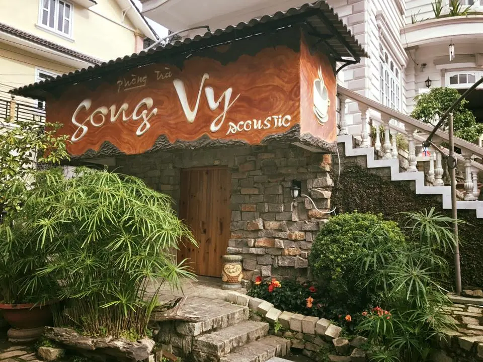 Ph&ograve;ng tr&agrave; Đ&agrave; Lạt &ndash; Điểm đến của những tr&aacute;i tim m&ecirc; mẩn giai điệu Acoustic mộc mạc 13