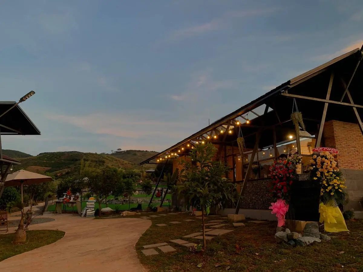 Trở về tuổi thơ bị ch&oacute; rượt phi&ecirc;n bản đ&aacute;ng y&ecirc;u tại n&ocirc;ng trại c&uacute;n cưng Black Rock Garden 5