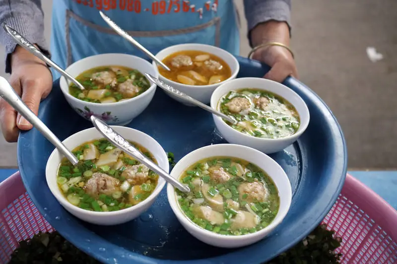 4 qu&aacute;n b&aacute;nh m&igrave; x&iacute;u mại Ho&agrave;ng Diệu ngon nức tiếng, gi&aacute; b&igrave;nh d&acirc;n 2