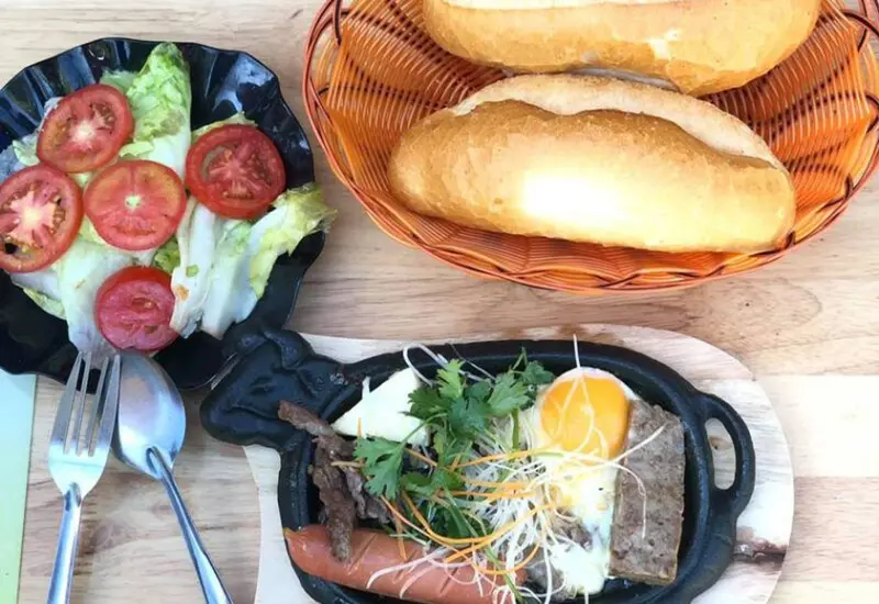 Bỏ t&uacute;i ngay 13 tiệm b&aacute;nh m&igrave; chảo Đ&agrave; Lạt ngon ngất ng&acirc;y 8