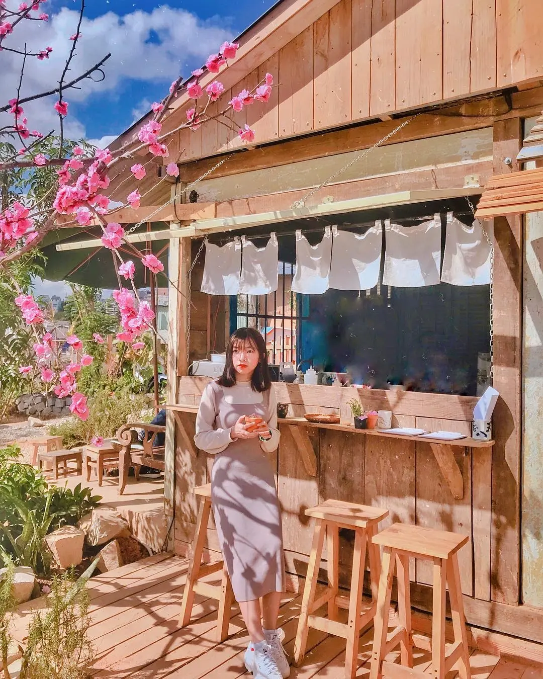 C&agrave; ph&ecirc; Vườn Y&ecirc;n Đ&agrave; Lạt &ndash; Check-in ng&ocirc;i nh&agrave; gỗ Nhật Bản thơ mộng tr&ecirc;n đồi 17
