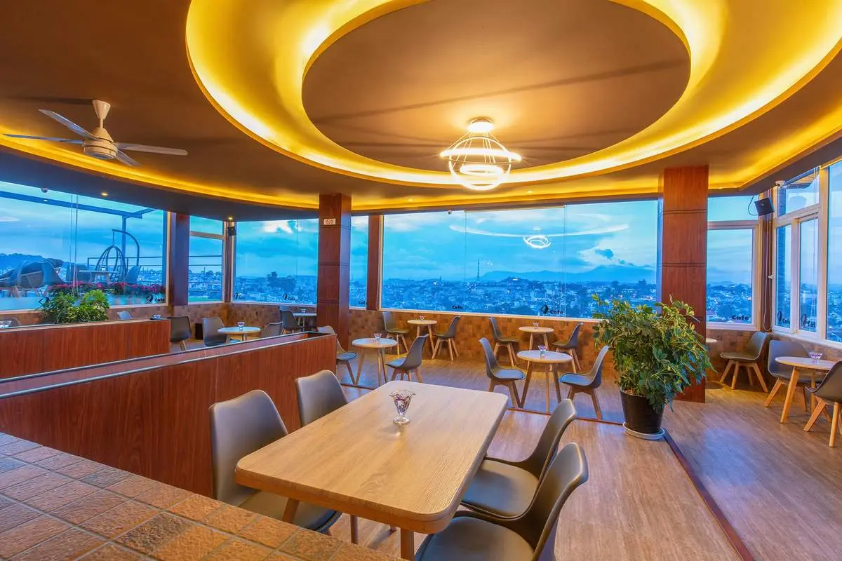 Cả th&agrave;nh phố mộng mơ như thu b&eacute; lại bằng một qu&aacute;n Đ&agrave; Lạt Golf Coffee với view cực xịn 3