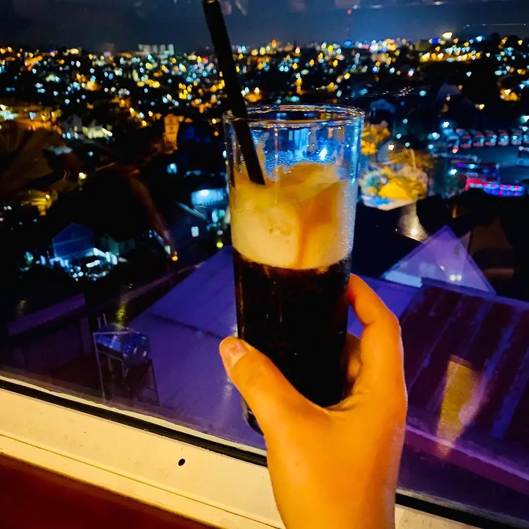 Đ&agrave; Lạt Nights Coffee - Địa điểm ngắm Đ&agrave; Lạt về đ&ecirc;m cực lung linh từ tr&ecirc;n cao 5