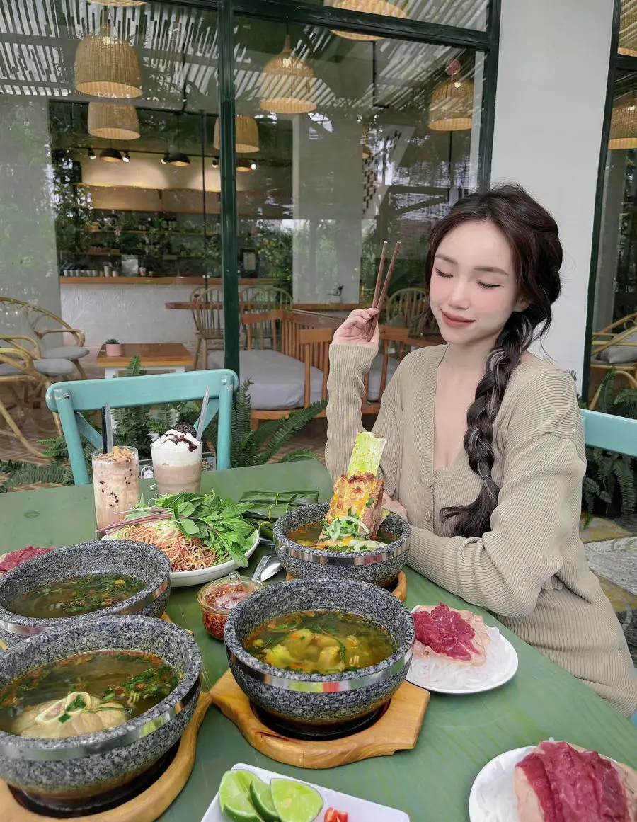 Đến Hoa D&oacute; Restaurant and Coffee thưởng thức b&uacute;n b&ograve; thố đ&aacute; hấp dẫn 9