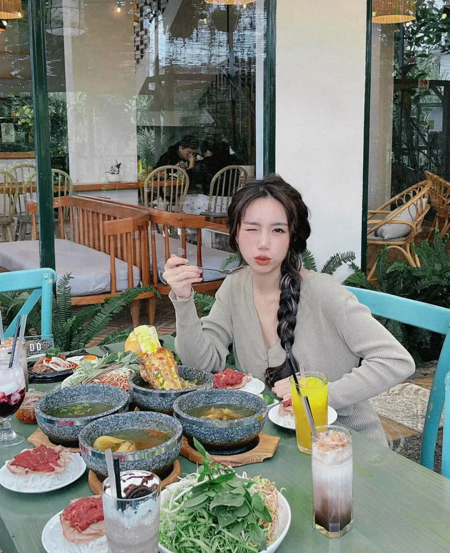 Đến Hoa D&oacute; Restaurant and Coffee thưởng thức b&uacute;n b&ograve; thố đ&aacute; hấp dẫn 2