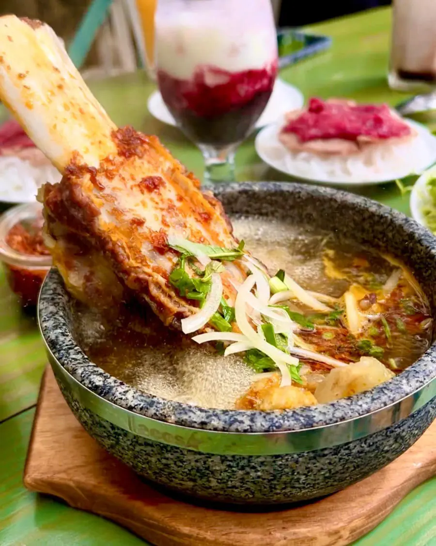 Đến Hoa D&oacute; Restaurant and Coffee thưởng thức b&uacute;n b&ograve; thố đ&aacute; hấp dẫn 6