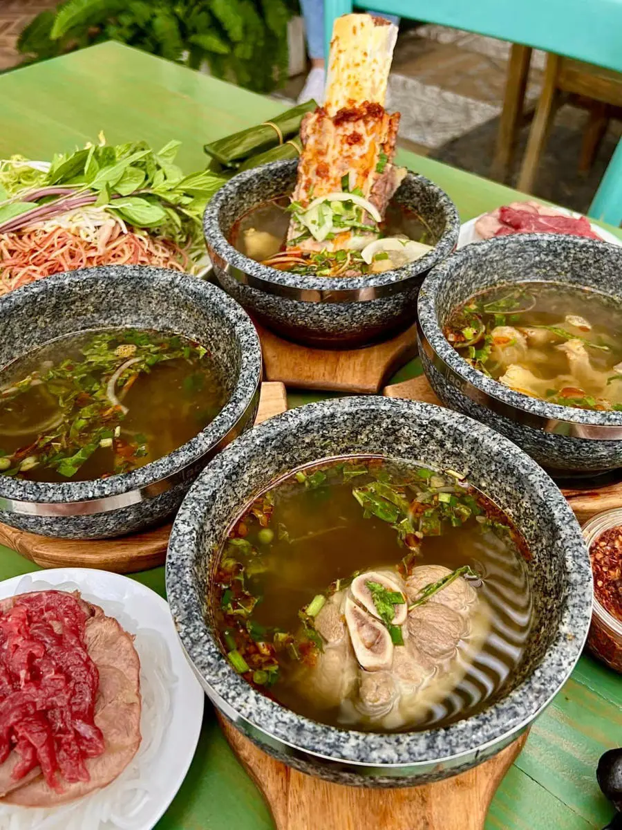 Đến Hoa D&oacute; Restaurant and Coffee thưởng thức b&uacute;n b&ograve; thố đ&aacute; hấp dẫn 5