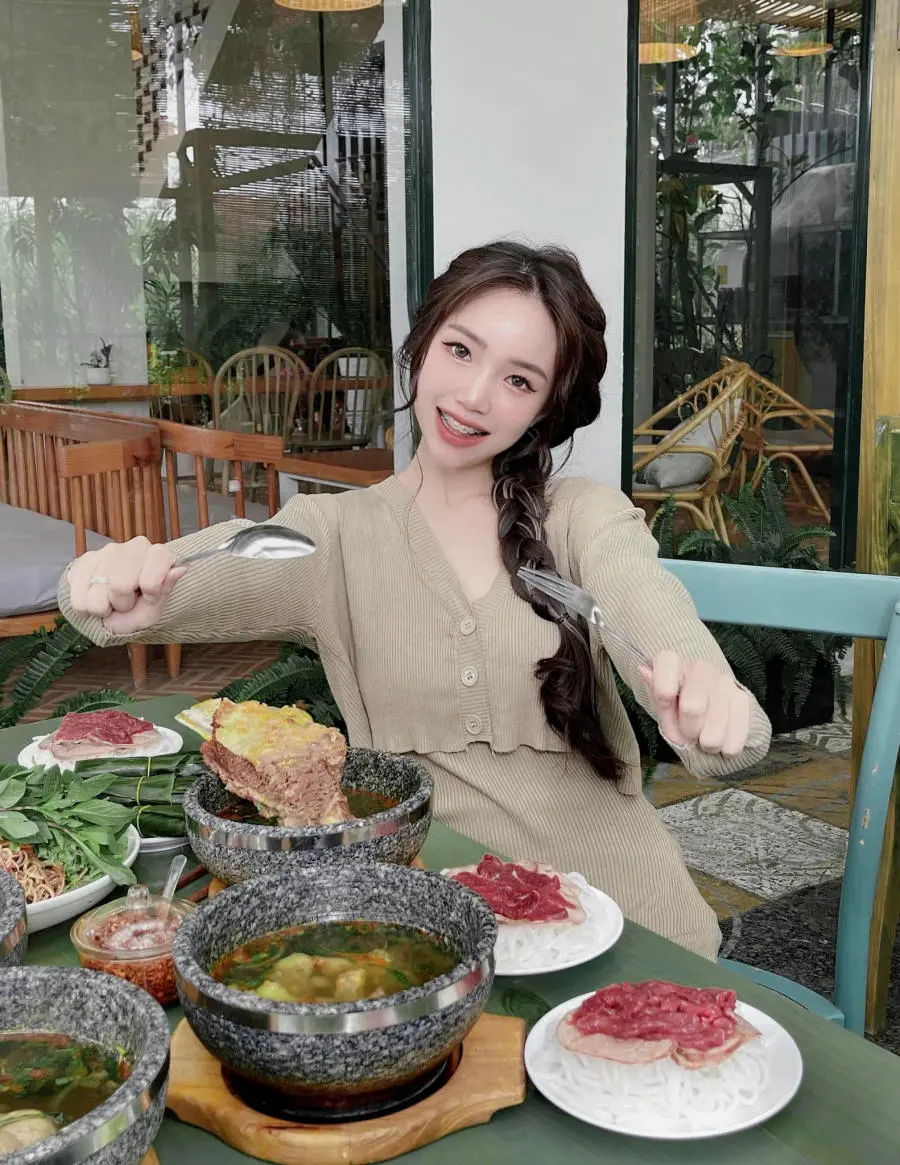Đến Hoa D&oacute; Restaurant and Coffee thưởng thức b&uacute;n b&ograve; thố đ&aacute; hấp dẫn 8