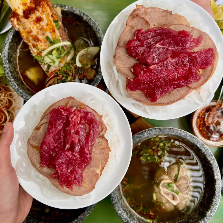 Đến Hoa D&oacute; Restaurant and Coffee thưởng thức b&uacute;n b&ograve; thố đ&aacute; hấp dẫn 4
