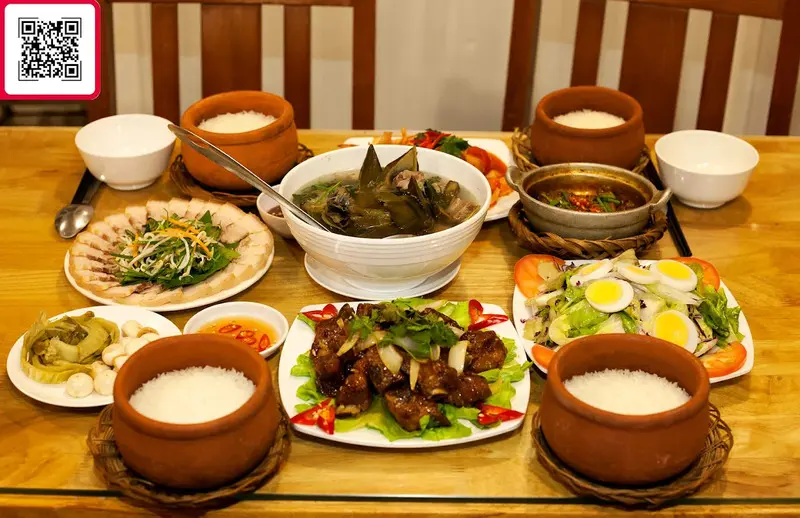 Đến nh&agrave; h&agrave;ng cơm ni&ecirc;u Hương Việt để qu&acirc;y quần b&ecirc;n m&acirc;m cơm gia đ&igrave;nh ấm c&uacute;ng giữa l&ograve;ng Đ&agrave; Lạt 3