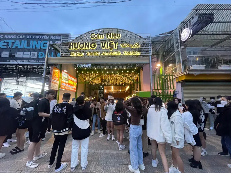 Đến nh&agrave; h&agrave;ng cơm ni&ecirc;u Hương Việt để qu&acirc;y quần b&ecirc;n m&acirc;m cơm gia đ&igrave;nh ấm c&uacute;ng giữa l&ograve;ng Đ&agrave; Lạt 2