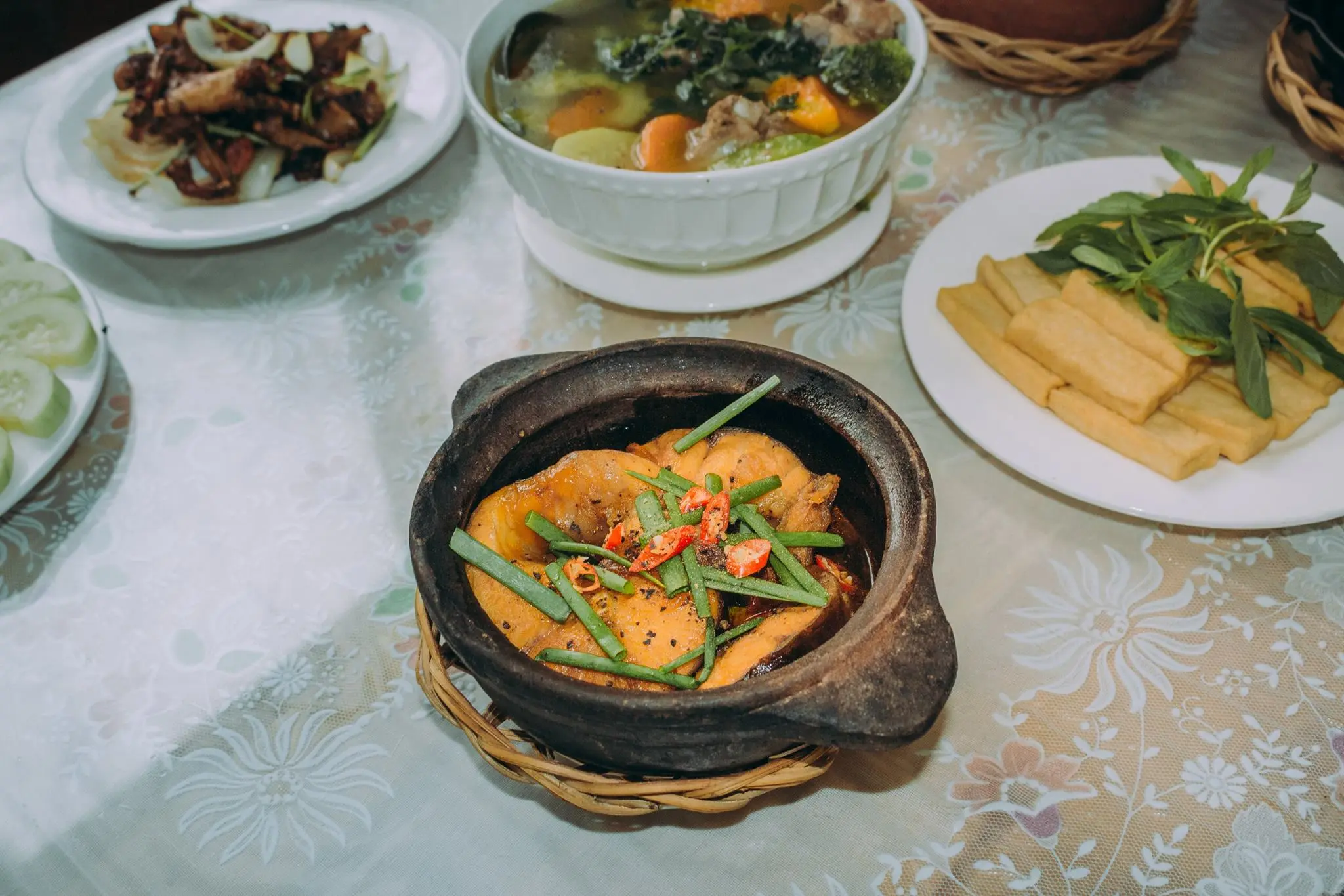 Đến nh&agrave; h&agrave;ng cơm ni&ecirc;u Hương Việt để qu&acirc;y quần b&ecirc;n m&acirc;m cơm gia đ&igrave;nh ấm c&uacute;ng giữa l&ograve;ng Đ&agrave; Lạt 9