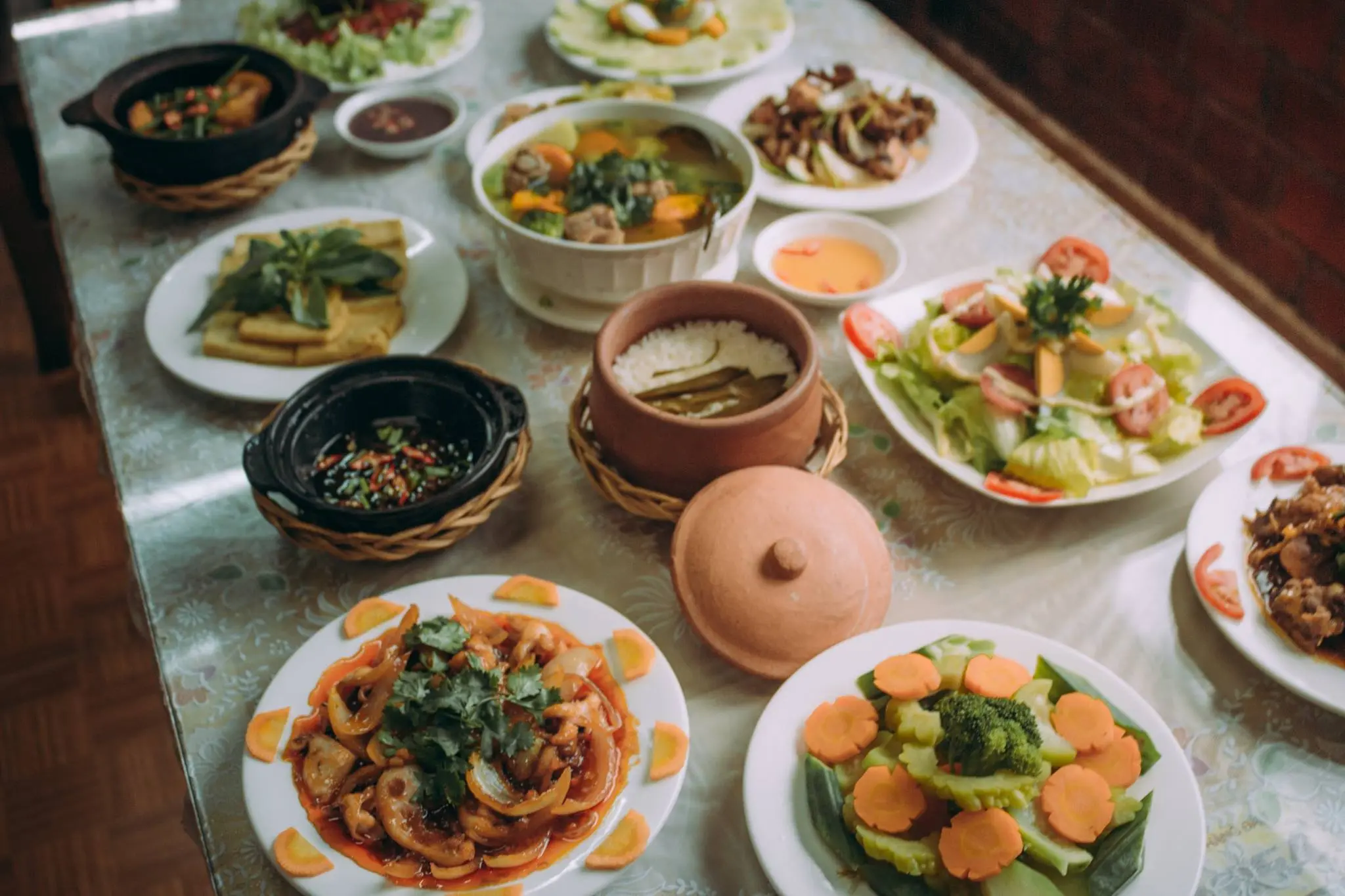 Đến nh&agrave; h&agrave;ng cơm ni&ecirc;u Hương Việt để qu&acirc;y quần b&ecirc;n m&acirc;m cơm gia đ&igrave;nh ấm c&uacute;ng giữa l&ograve;ng Đ&agrave; Lạt 8