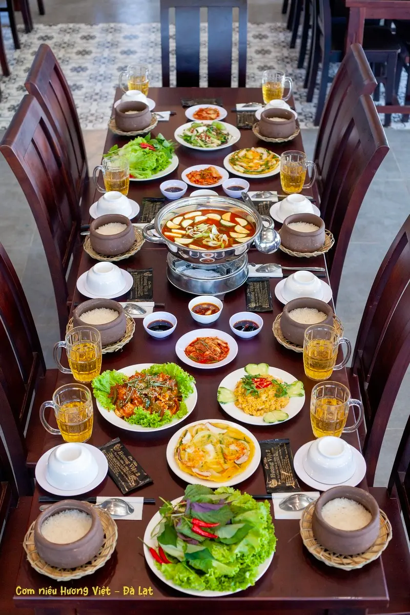 Đến nh&agrave; h&agrave;ng cơm ni&ecirc;u Hương Việt để qu&acirc;y quần b&ecirc;n m&acirc;m cơm gia đ&igrave;nh ấm c&uacute;ng giữa l&ograve;ng Đ&agrave; Lạt 5