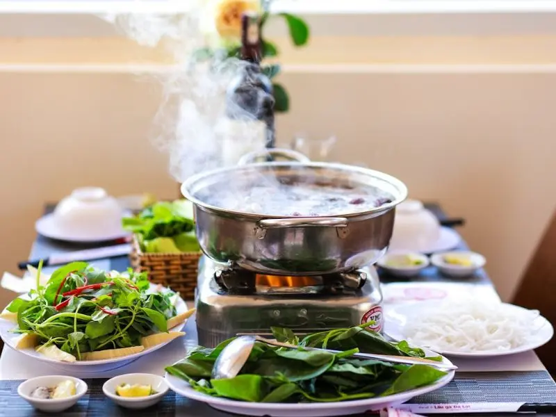 Điểm danh 10 qu&aacute;n lẩu g&agrave; l&aacute; &eacute; Đ&agrave; Lạt nổi tiếng ngon v&agrave; đ&aacute;ng thử nhất 4