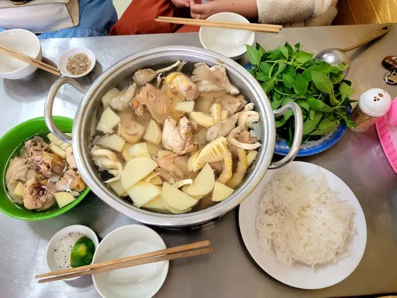 Điểm danh 10 qu&aacute;n lẩu g&agrave; l&aacute; &eacute; Đ&agrave; Lạt nổi tiếng ngon v&agrave; đ&aacute;ng thử nhất 7