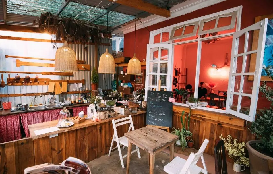 Dừng ch&acirc;n b&ecirc;n Tiệm T&aacute;o Đỏ Đ&agrave; Lạt y&ecirc;n b&igrave;nh để thưởng thức m&oacute;n caf&eacute; trứng ngon tuyệt 4