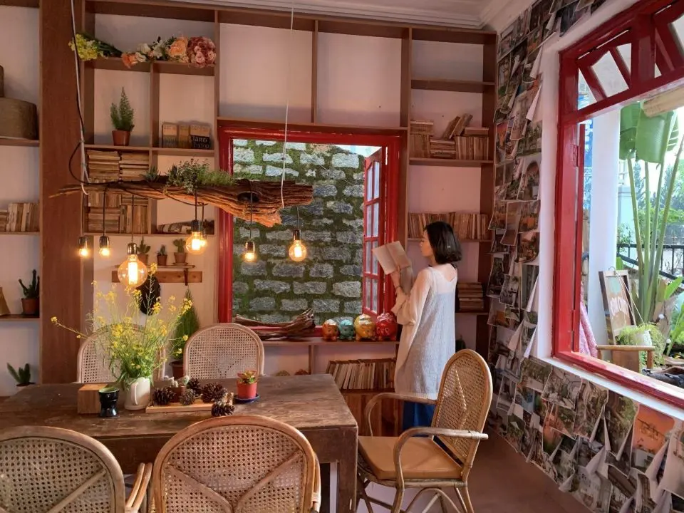 Dừng ch&acirc;n b&ecirc;n Tiệm T&aacute;o Đỏ Đ&agrave; Lạt y&ecirc;n b&igrave;nh để thưởng thức m&oacute;n caf&eacute; trứng ngon tuyệt 7