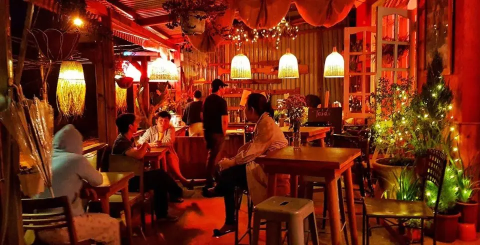 Dừng ch&acirc;n b&ecirc;n Tiệm T&aacute;o Đỏ Đ&agrave; Lạt y&ecirc;n b&igrave;nh để thưởng thức m&oacute;n caf&eacute; trứng ngon tuyệt 9