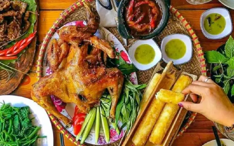 G&agrave; nướng cơm lam &ndash; M&oacute;n ăn d&acirc;n d&atilde; kh&ocirc;ng thể bỏ qua khi du lịch Đ&agrave; Lạt 15