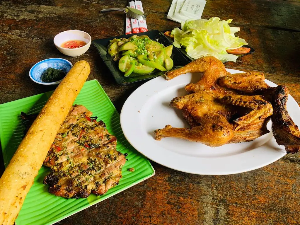 G&agrave; nướng cơm lam &ndash; M&oacute;n ăn d&acirc;n d&atilde; kh&ocirc;ng thể bỏ qua khi du lịch Đ&agrave; Lạt 10