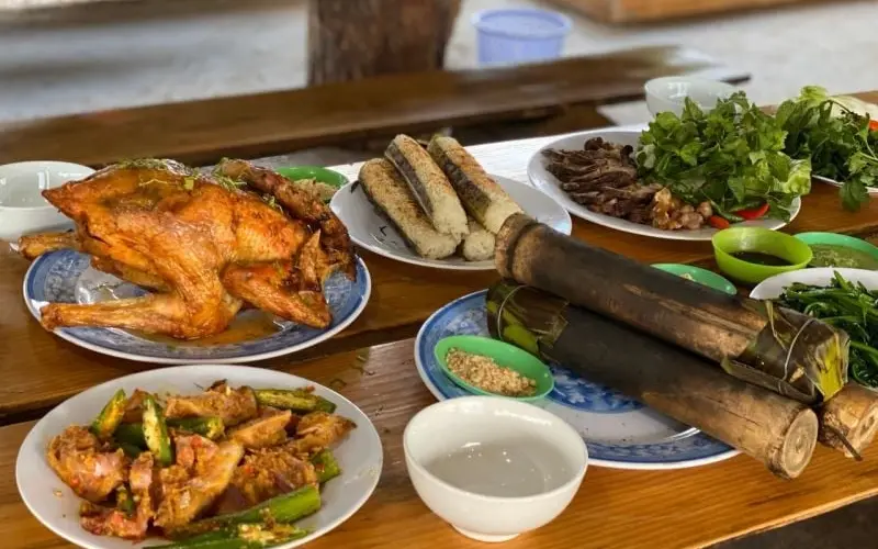 G&agrave; nướng cơm lam &ndash; M&oacute;n ăn d&acirc;n d&atilde; kh&ocirc;ng thể bỏ qua khi du lịch Đ&agrave; Lạt 16