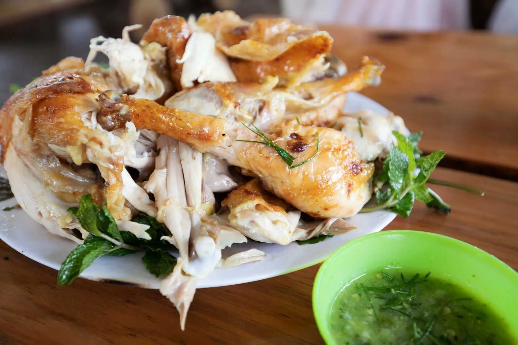 G&agrave; nướng cơm lam &ndash; M&oacute;n ăn d&acirc;n d&atilde; kh&ocirc;ng thể bỏ qua khi du lịch Đ&agrave; Lạt 5