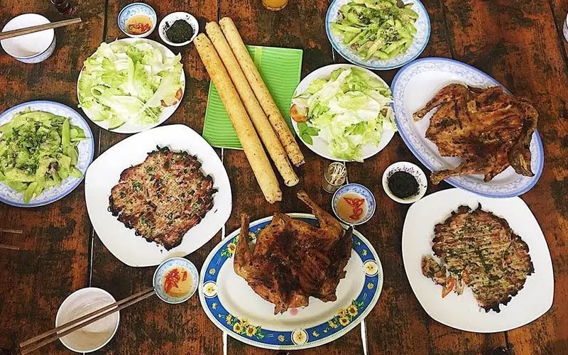 G&agrave; nướng cơm lam &ndash; M&oacute;n ăn d&acirc;n d&atilde; kh&ocirc;ng thể bỏ qua khi du lịch Đ&agrave; Lạt 18