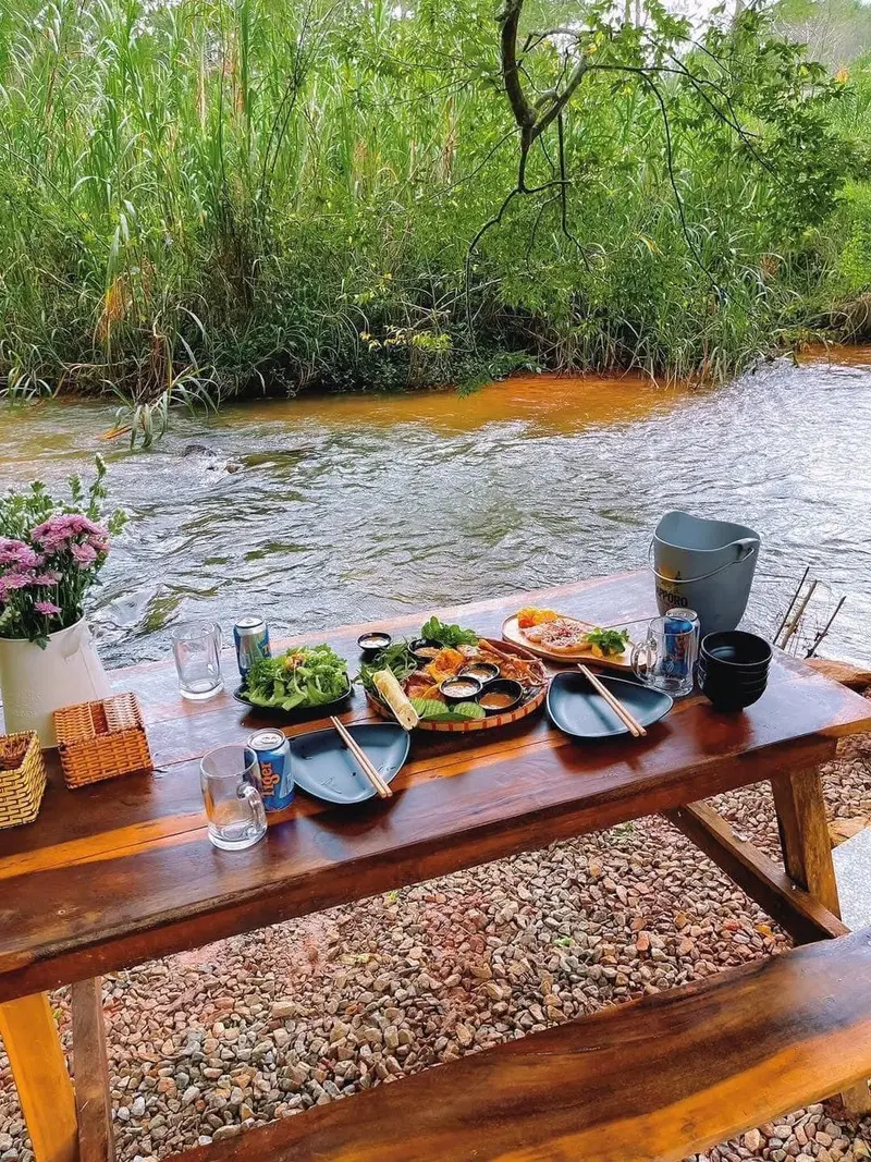 Gh&eacute; đến Tiệm c&agrave; ph&ecirc; Nh&agrave; B&ecirc;n Suối h&ograve;a m&igrave;nh v&agrave;o thi&ecirc;n nhi&ecirc;n 11