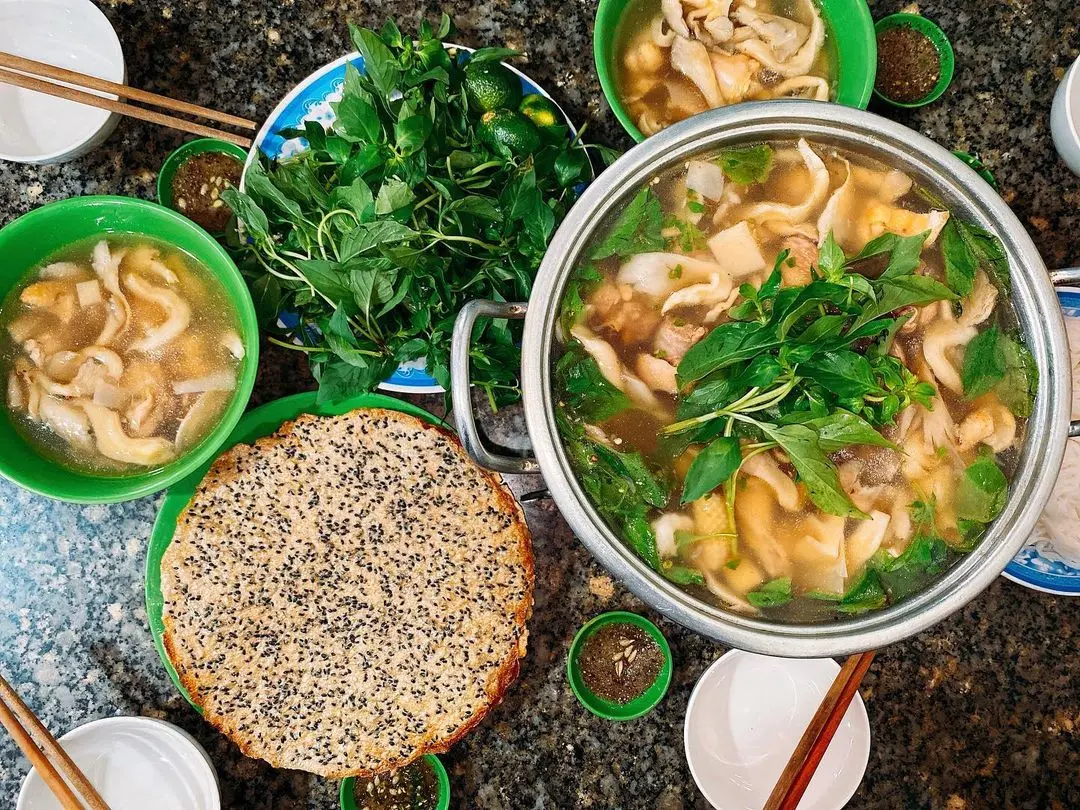 Lẩu g&agrave; l&aacute; &eacute; - Kh&ocirc;ng xuất ph&aacute;t từ Đ&agrave; Lạt nhưng đến th&agrave;nh phố hoa nhất định phải thử, ngộ hen? 5
