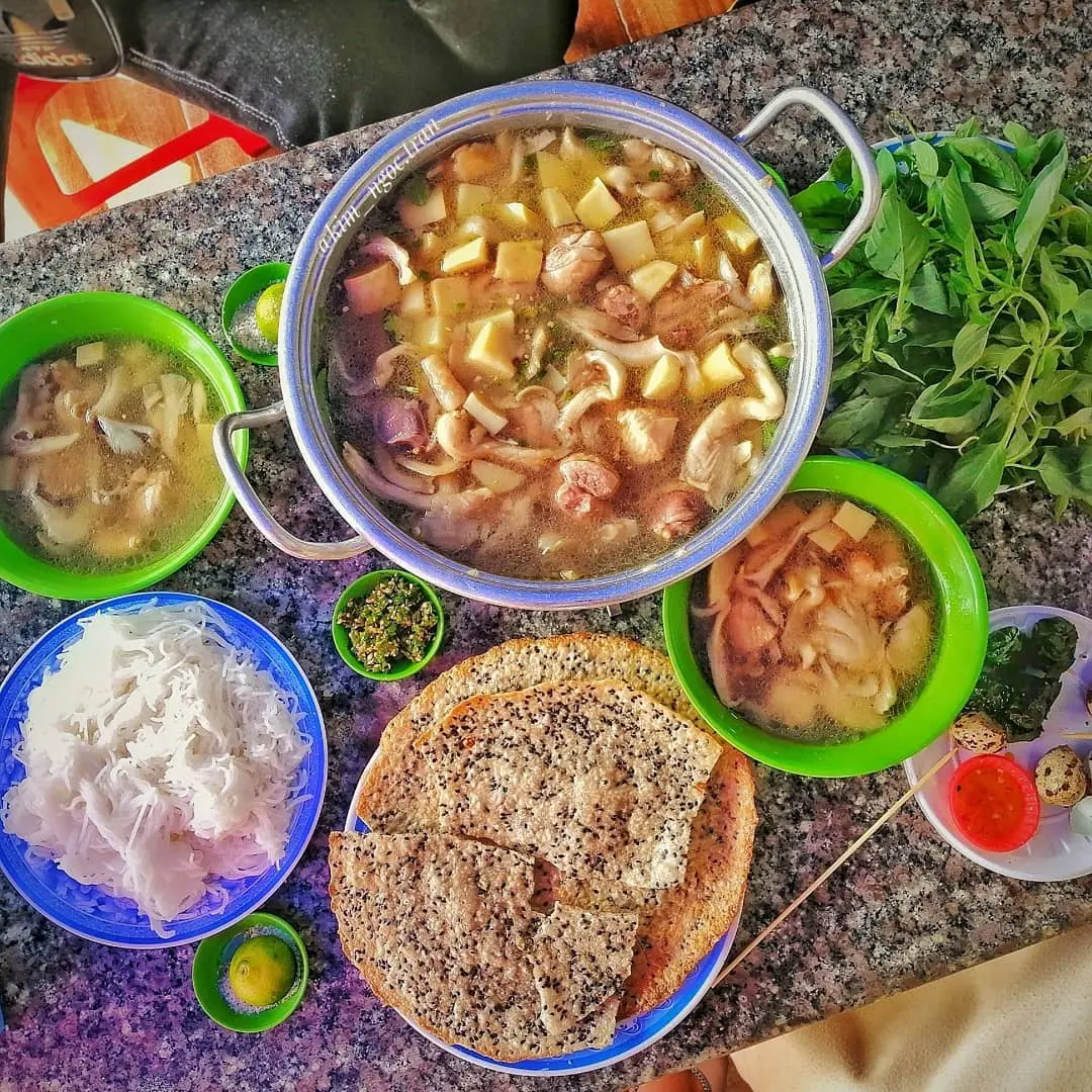Lẩu g&agrave; l&aacute; &eacute; - Kh&ocirc;ng xuất ph&aacute;t từ Đ&agrave; Lạt nhưng đến th&agrave;nh phố hoa nhất định phải thử, ngộ hen? 7