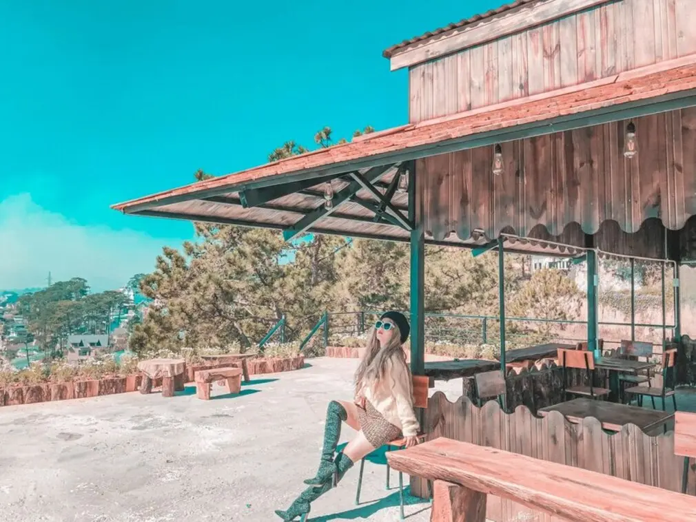 The Leaf Coffee &ndash; Thưởng thức t&aacute;ch c&agrave; ph&ecirc; l&atilde;ng mạn với view cực ảo tại Đ&agrave; Lạt 15