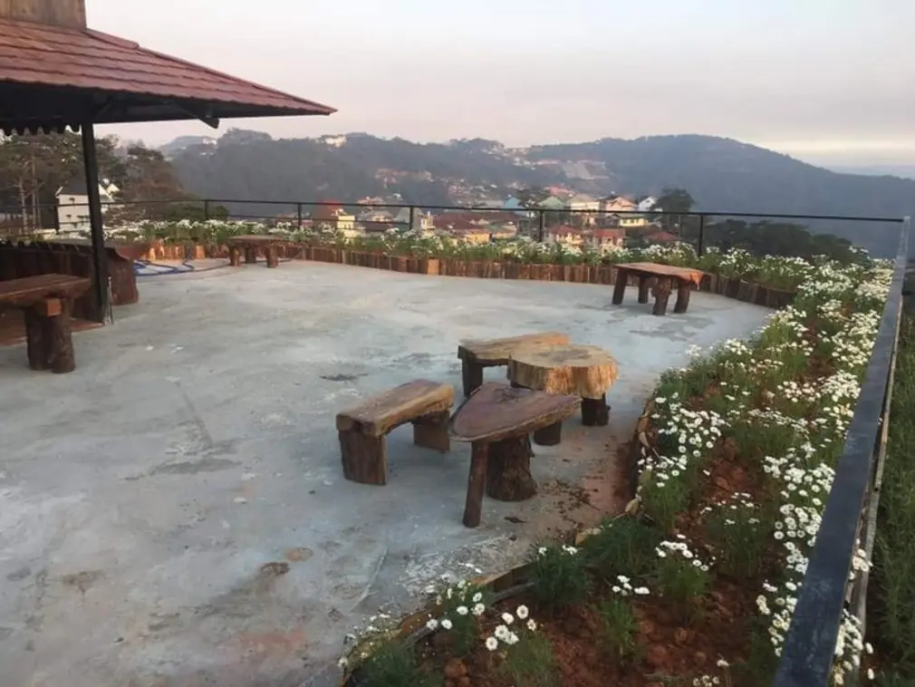 The Leaf Coffee &ndash; Thưởng thức t&aacute;ch c&agrave; ph&ecirc; l&atilde;ng mạn với view cực ảo tại Đ&agrave; Lạt 5