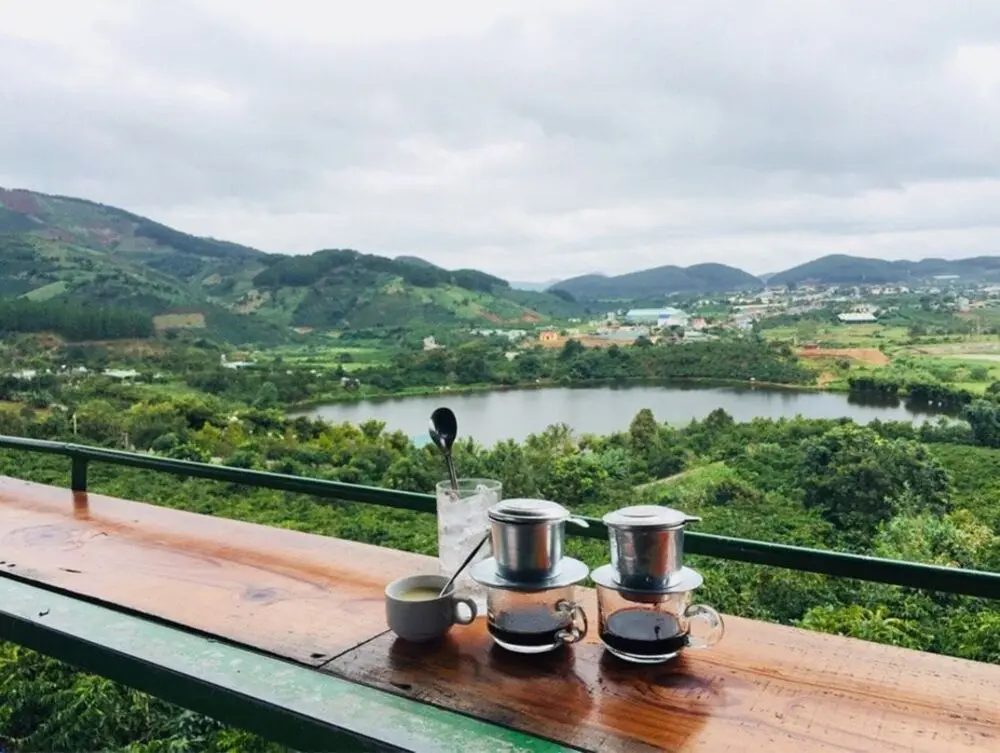 The Leaf Coffee &ndash; Thưởng thức t&aacute;ch c&agrave; ph&ecirc; l&atilde;ng mạn với view cực ảo tại Đ&agrave; Lạt 9