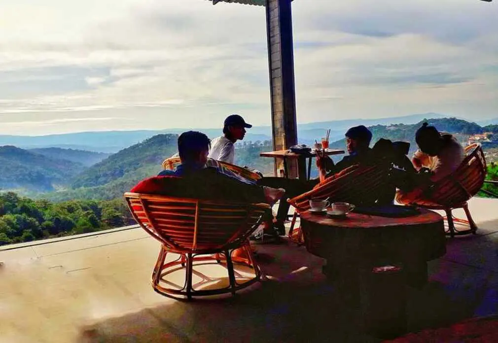 The Leaf Coffee &ndash; Thưởng thức t&aacute;ch c&agrave; ph&ecirc; l&atilde;ng mạn với view cực ảo tại Đ&agrave; Lạt 6