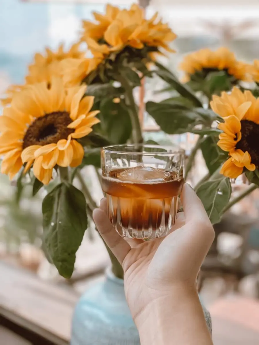 Tiệm cà phê Phía Tây Mặt Trời vừa xuất hiện đã kịp gây nhớ thương 15